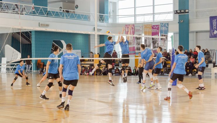 Más de un centenar de jugadores puntanos compartieron la tarde con la Selección U21 de vóley masculino