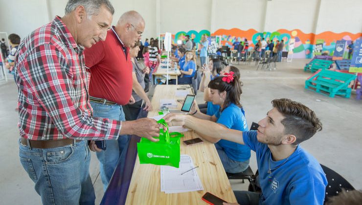 Entregaron tabletas y computadoras en El Trapiche