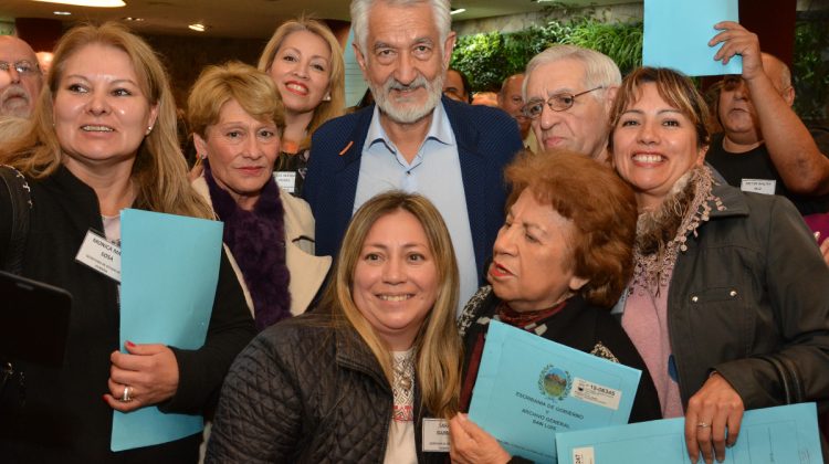 Más familias puntanas recibieron la escritura de sus viviendas