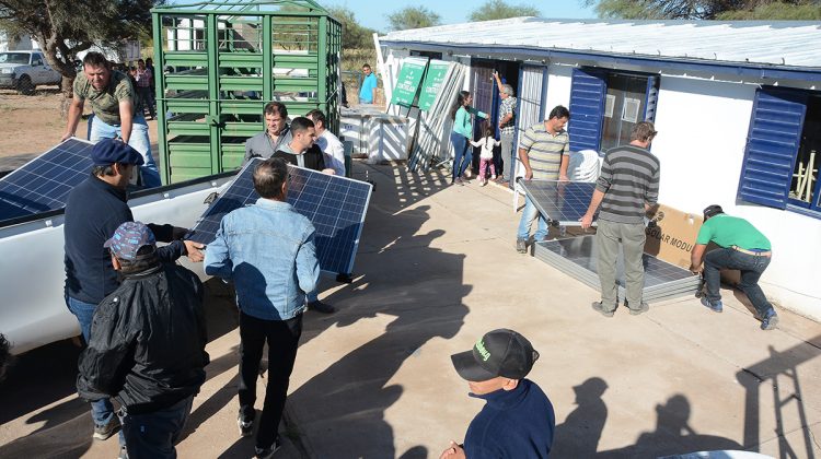 Con heladeras solares y materiales rurales, el Gobierno provincial mejoró la calidad de vida de 26 familias de 6 parajes