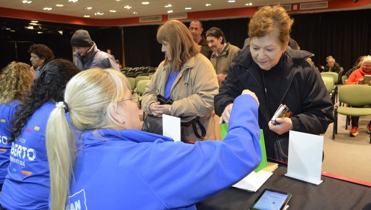 Más de 280  jubilados recibieron este jueves su tableta