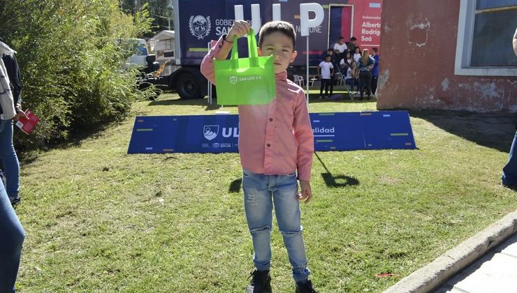 Las tabletas, computadoras y foldscopes alegraron la tarde a los habitantes de El Volcán