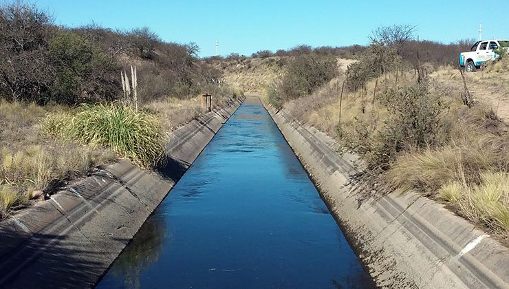 La limpieza sobre el canal Paso de las Carretas requiere un corte programado de suministro