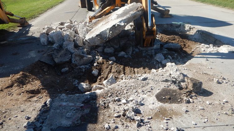 Ejecutan obras de mantenimiento y reparación de losas