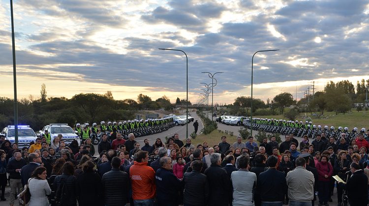 Para reforzar la seguridad: el gobernador entregó motos y camionetas a la Policía