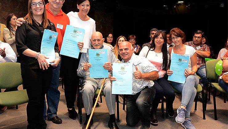 La felicidad por cumplir el sueño de tener la escritura de la casa invadió Terrazas