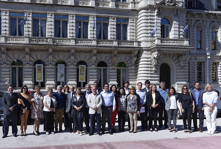 Los ministros de Educación tras el encuentro en el Palacio Sarmiento.