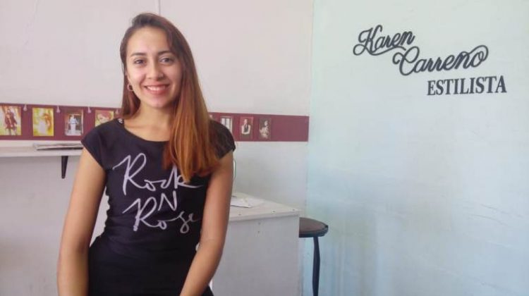 Se recibió, tiene su propia peluquería y realiza cortes de pelo solidarios