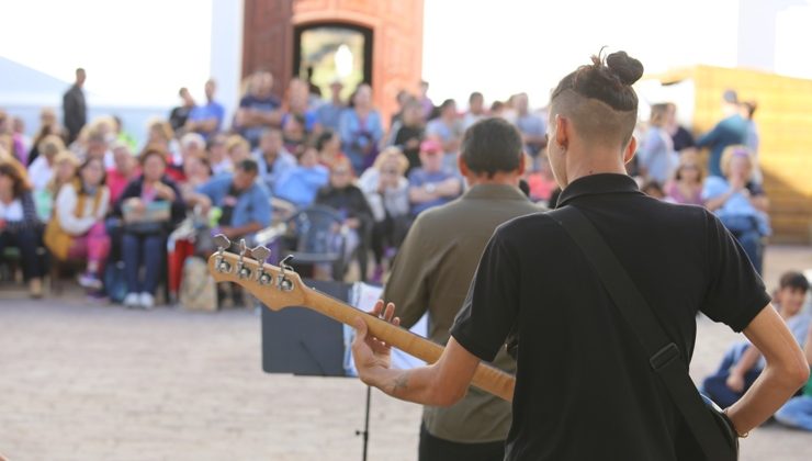 Cientos de vecinos y turistas se acercaron a la Réplica del Cabildo para vivir la Misa Criolla