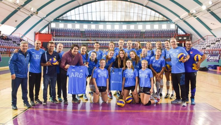 El seleccionado argentino de voley femenino ya entrena en el “Ave Fénix”