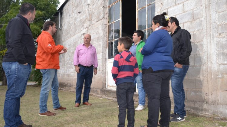 El ministro Tomasevich recorrió obras en Juan Llerena