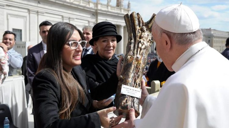 Una comitiva puntana le llevó al Papa Francisco una réplica del Cristo de Renca