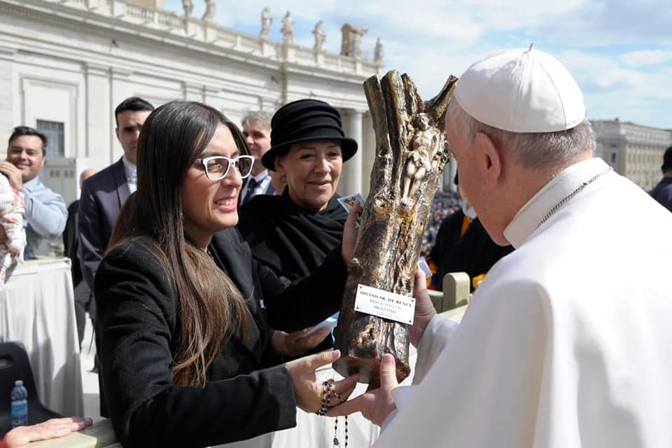 La delegación sanluiseña en la Plaza de San Pedro le llevó al Papa Francisco una réplica del Cristo de Renca. 