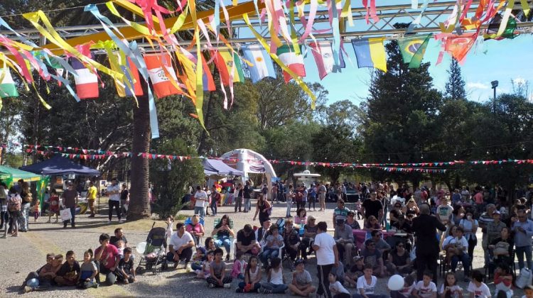 Representantes de 20 países compartieron lo mejor de su cultura en el Parque de las Naciones