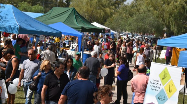 “El Lago” villamercedino se desbordó con la Feria de Pequeños y Medianos Productores