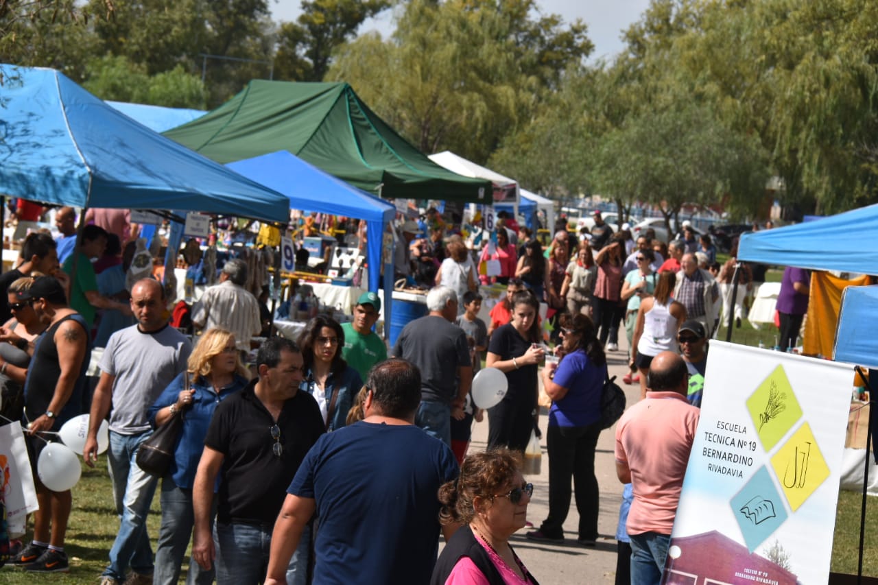 “El Lago” villamercedino se desbordó con la Feria de Pequeños y Medianos Productores.