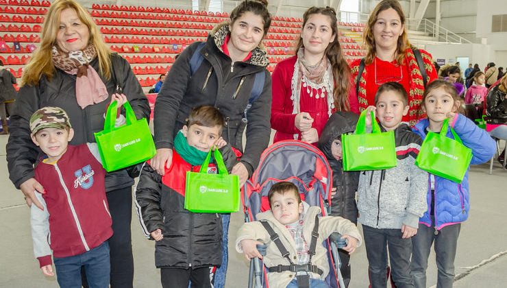 Los chicos villamercedinos reciben las tabletas y computadoras con mucho entusiasmo