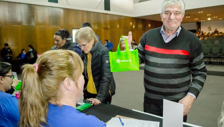 Continúa la entrega de tabletas para jubilados de Villa Mercedes