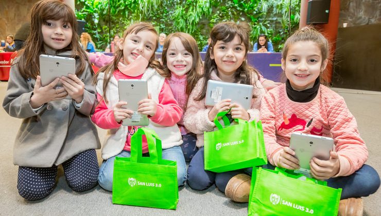 Continúa la entrega de tabletas y netbooks en Terrazas del Portezuelo