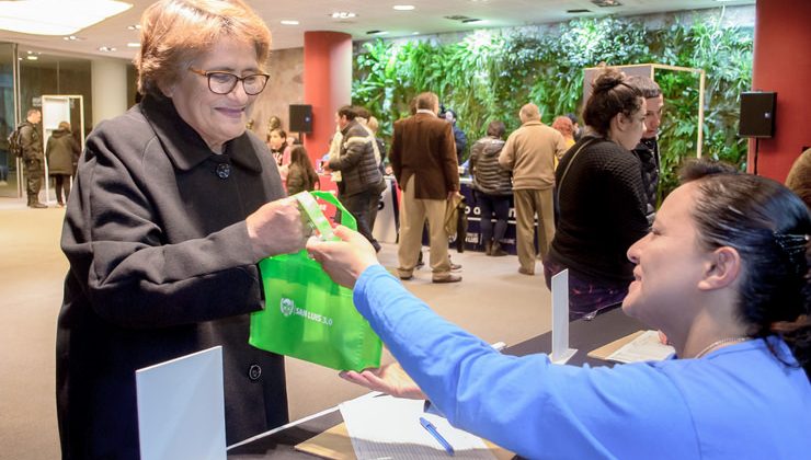 Un nuevo grupo de jubilados recibió su tableta en Terrazas del Portezuelo