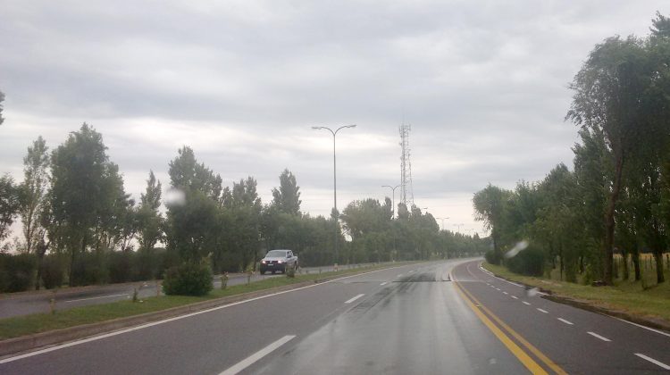 Aconsejan conducir con precaución por las autopistas y rutas de la provincia