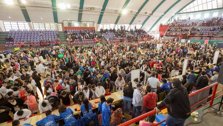 Una multitud copó El Ave Fénix para recibir su dispositivo