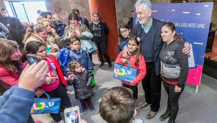 Más de 2.700 alumnos recibieron sus dispositivos en el Salón Blanco