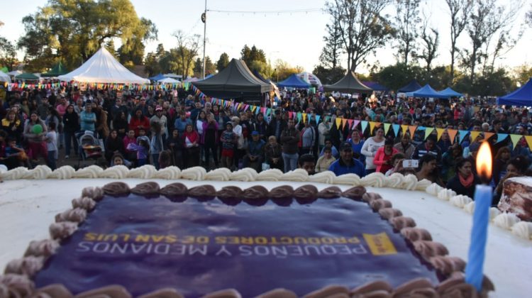 Con una fiesta a puro color, se celebró el primer aniversario de la Feria de Pequeños y Medianos Productores