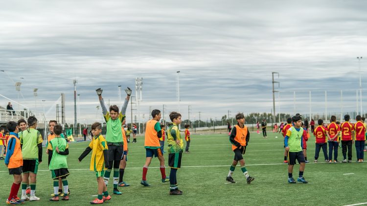 Cientos de niños disfrutaron de un encuentro deportivo en “La Pedrera”