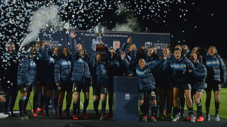 La Selección Argentina de fútbol femenino se despidió del país con un triunfo en San Luis