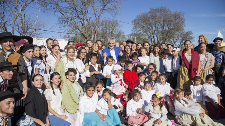 Junto a los vecinos de Renca, el gobernador homenajeó al Coronel Pringles y a los granaderos puntanos