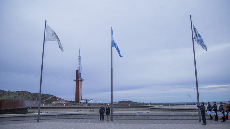 Un amanecer patriótico con el izamiento de la Bandera en Terrazas del Portezuelo