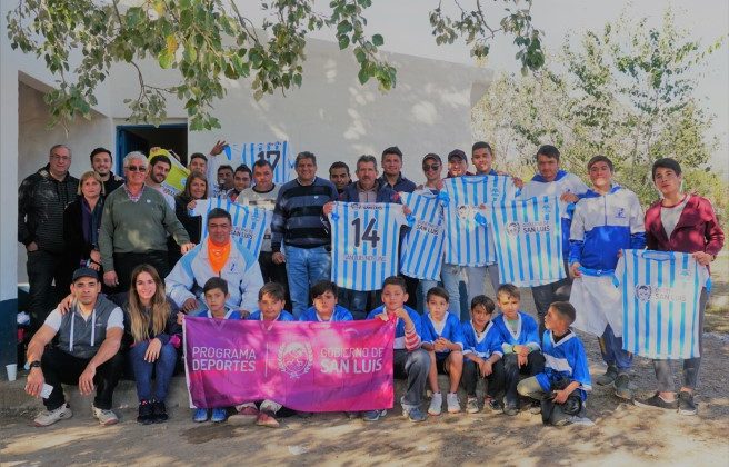 Equipos del Valle del Conlara recibieron sus camisetas y materiales deportivos