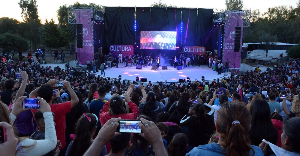 La Banda XXI hizo bailar a las más de 9 mil personas que asistieron al IV Centenario.