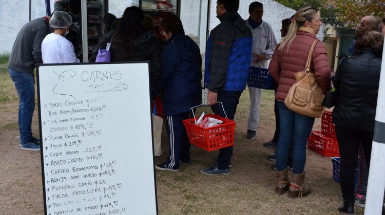 Vecinos del barrio Policial Nuevo aprovecharon los cortes vacunos de “Carnes San Luis”