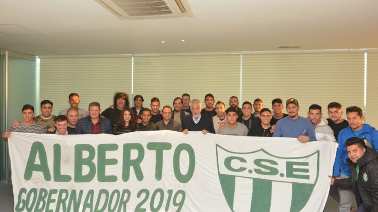 El plantel de Sportivo Estudiantes compartió su éxito con el gobernador