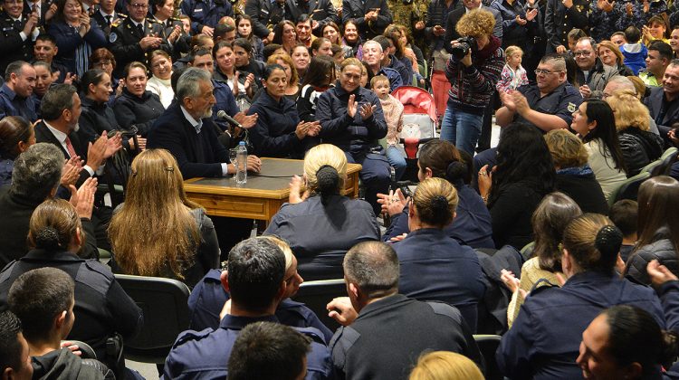 El gobernador Rodríguez Saá puso en marcha el nuevo escalafón que beneficiará a 2.426 integrantes de la Policía de San Luis