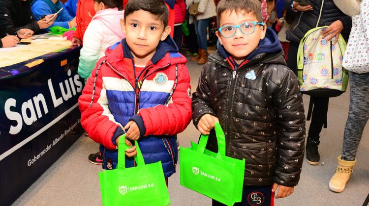 Miles de chicos reciben sus tabletas en Terrazas del Portezuelo