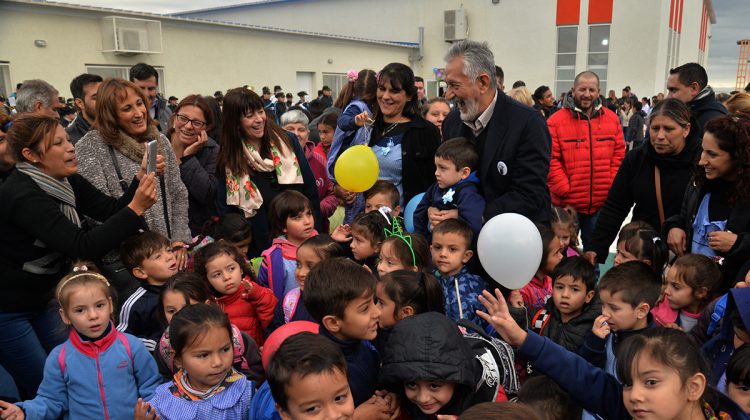 El gobernador inauguró la escuela primaria del barrio Mirador del Portezuelo