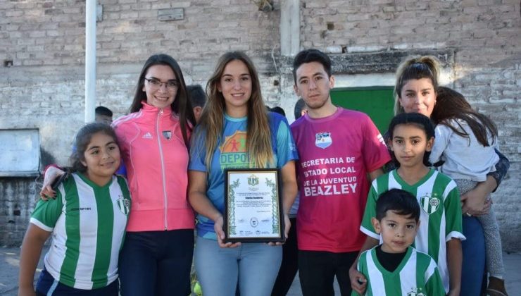 El Gobierno provincial entregó más camisetas en Beazley, Villa del Carmen y Villa Mercedes