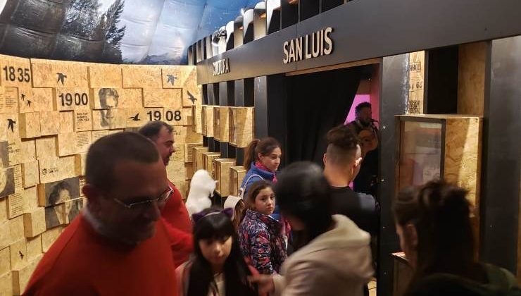 El stand de San Luis se muestra en la Feria del Libro de Merlo