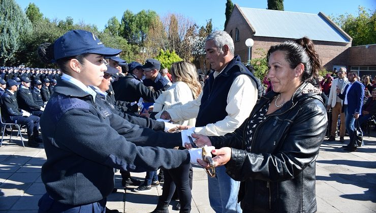 Entregaron sables a alumnas y alumnos cadetes del Instituto Superior de Seguridad Pública