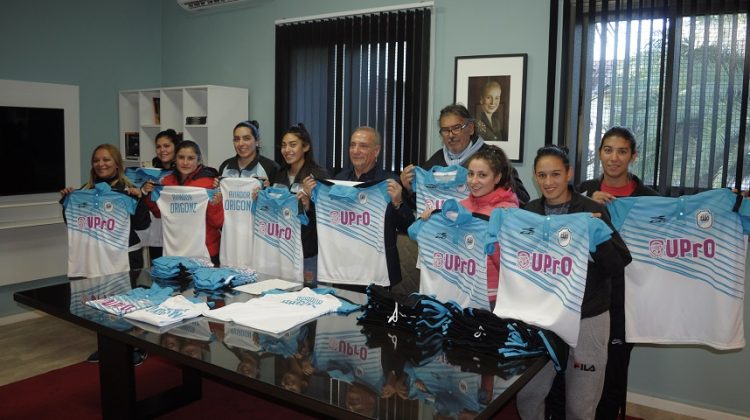 La UPrO entregó indumentaria a las jugadoras de futsal que representarán a San Luis