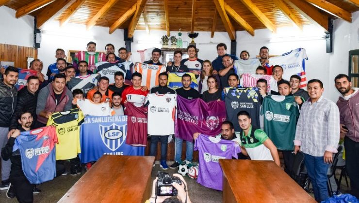 El Gobierno provincial entregó indumentaria nueva para 16 equipos de futsal de San Luis