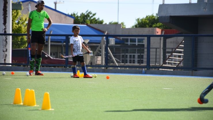 Dictarán una capacitación de hockey en el “Ave Fénix”