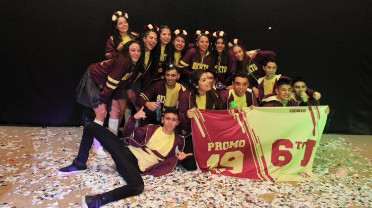 La Escuela Nº 10 presentó su buzo en el teatro del Molino