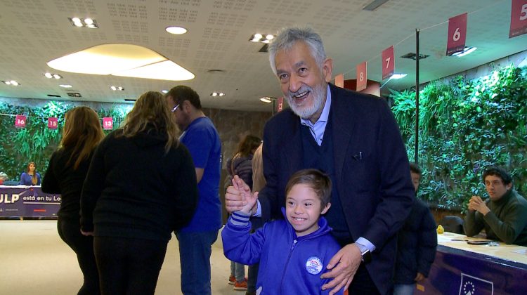 Una tarde diferente para alumnos de la capital: el gobernador entregó tablets y netbooks a chicos de 1º y 4º grado