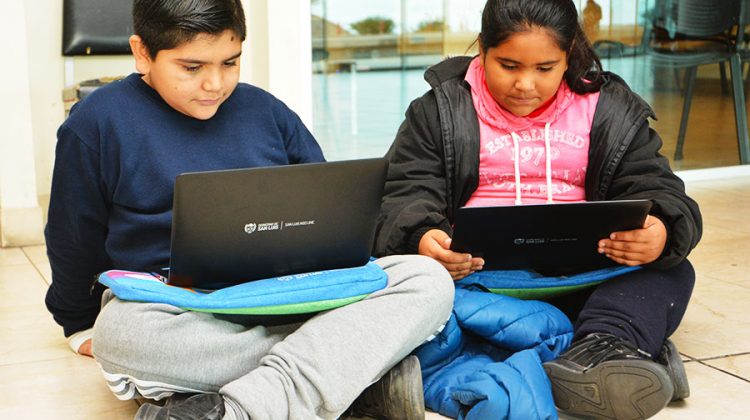 La alegría y el entusiasmo de los pequeños luego de recibir su compu