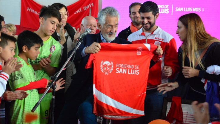 Continúa la entrega de camisetas a clubes de toda la provincia