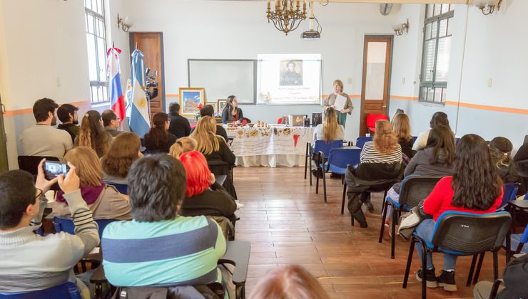 Café literario: a sala llena se debatió sobre literatura rusa